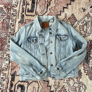 Levi’s Denim Jacket 🌸